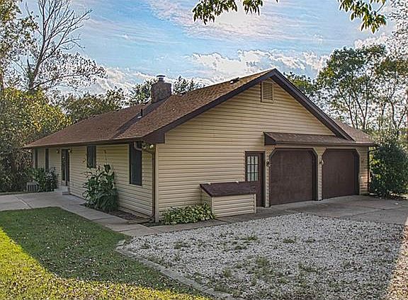 3rd image of 4396 Woodridge Dr
