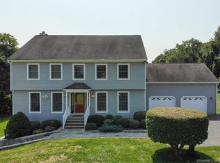 105 Huntingtown Rd, Newtown, CT 06470