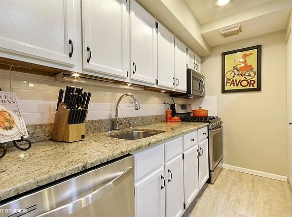 3rd image of 549 W Belden Ave APT Gfe