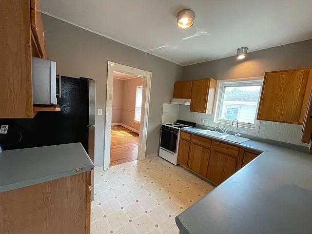 4 bed, 1900 sqft, $3,200 — Photo 3