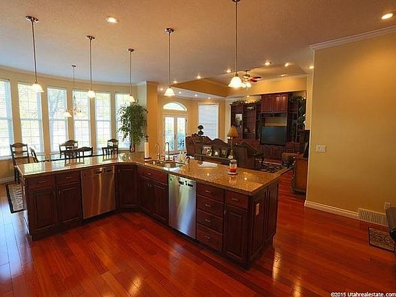 5th image of 228 S Sherwood Dr