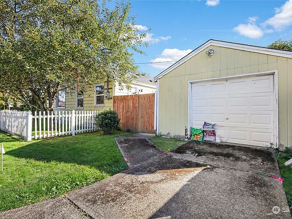 3rd image of 421 A Street NE