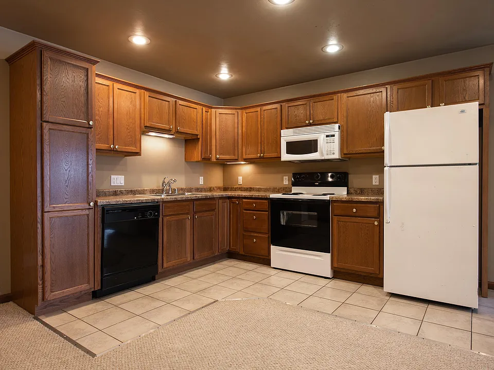 830 E Elm Dr #3J
