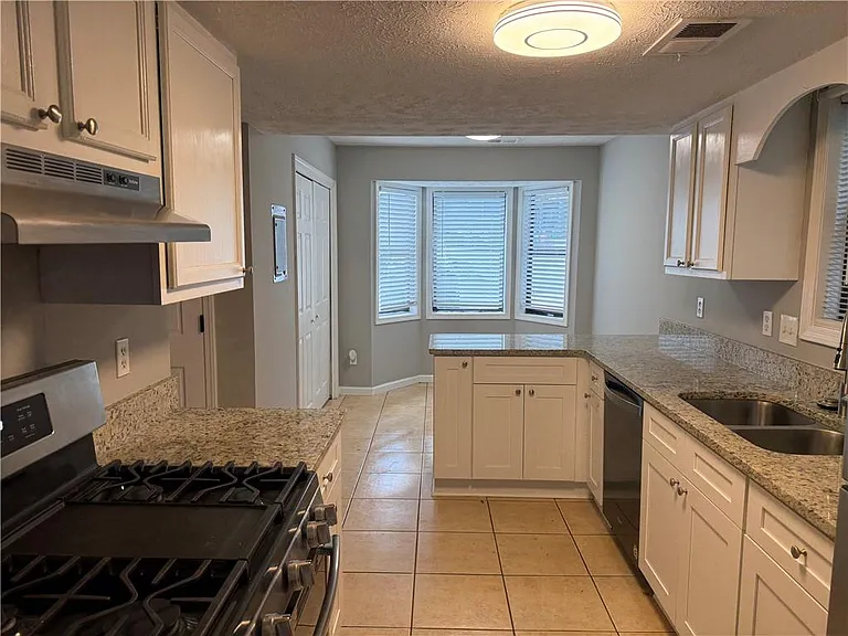 1020 Dassow Ct — Photo 4