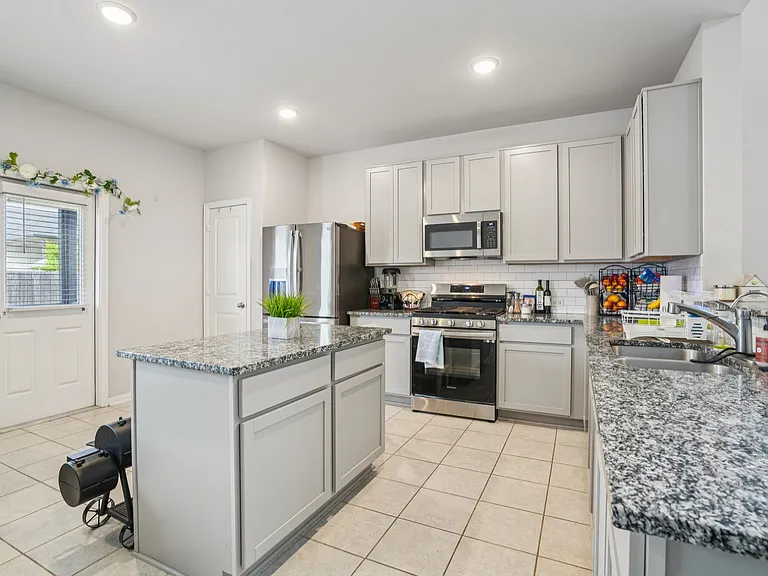 8915 Portobello Way — Photo 39