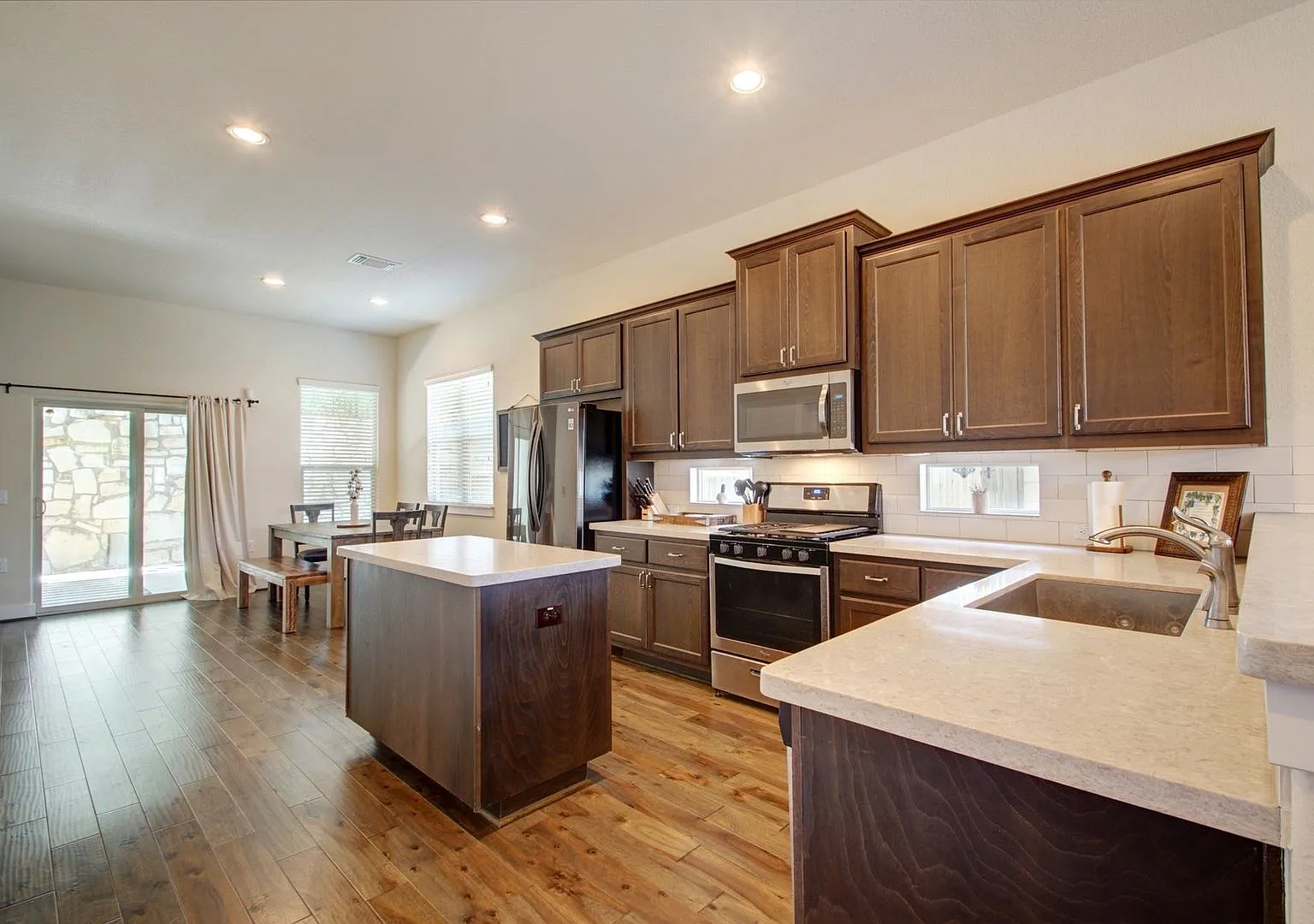 Beautiful 4 bedroom/2.5 bath, available early August! — Photo 2