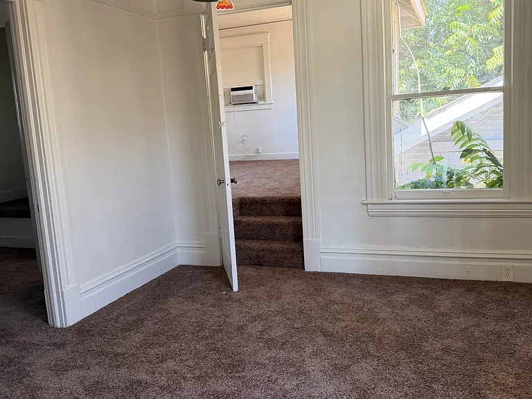 643 W Poplar St — Photo 4