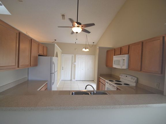 5th image of 1053 Whittier Cir