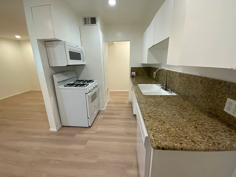 13527 Rye St #1 — Photo 4
