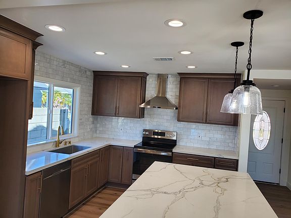 3rd image of 15624 Gaymont Dr
