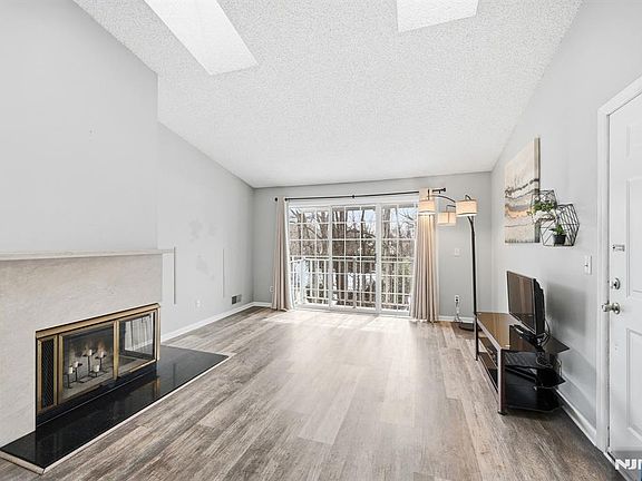 3rd image of 130 Raintree Ln