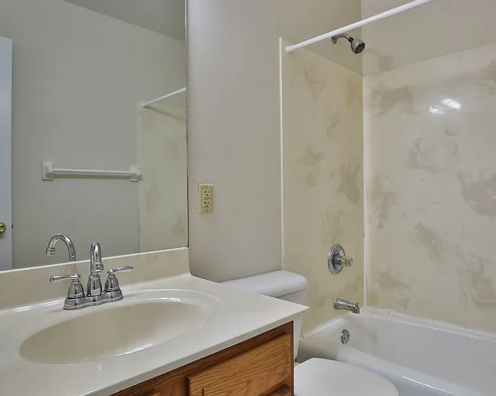 460 E Norwich Ave — Photo 14