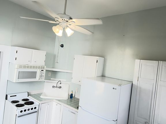 2nd image of 900 Sabine St Unit 1