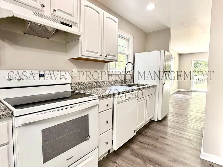 1522 Linden Ave — Photo 5