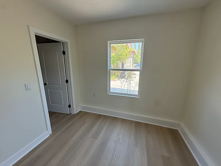 239 1/2 N Mayflower Ave — Photo 9