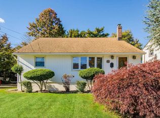 31 Kuhl Ave, Hicksville, NY 11801
