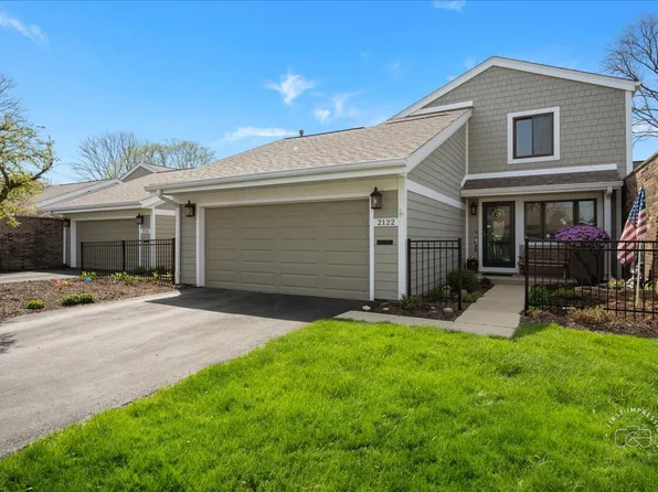 2122 Fox Run, Wheaton, IL 60189