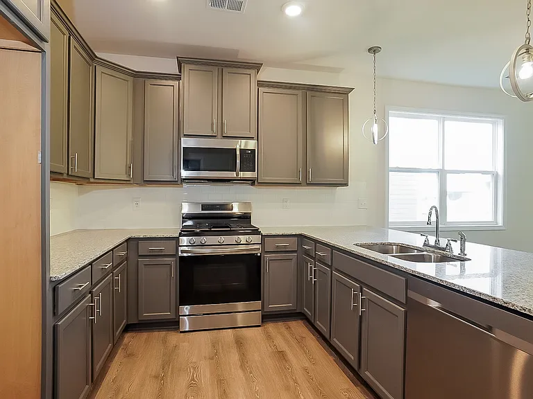 732 Courtland Dr — Photo 4