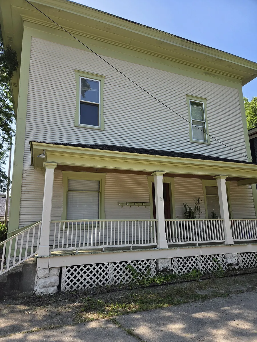 Photo 1 of 7 - 807 Ferris Ct #3 - Kalamazoo, MI Welcome Home! - 807 Ferris Ct #3
