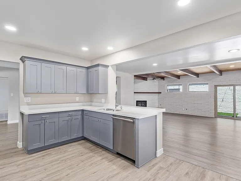2136 W Village Dr — Photo 20