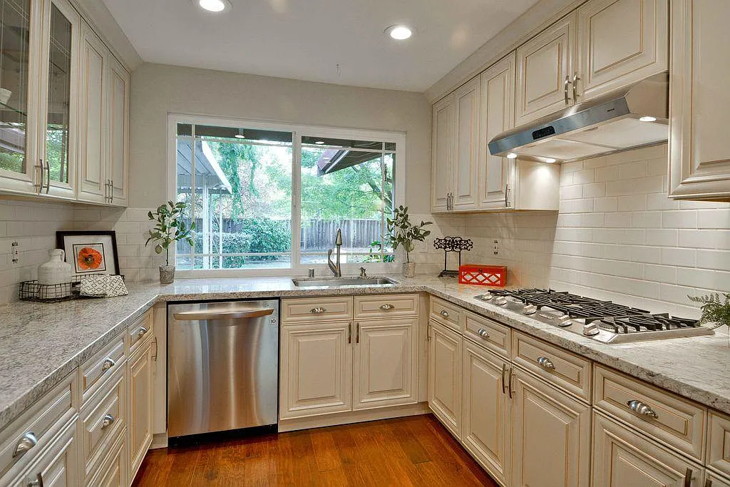 4 bed, 2.5 bath, 2292 sqft, $5,400 — Photo 2
