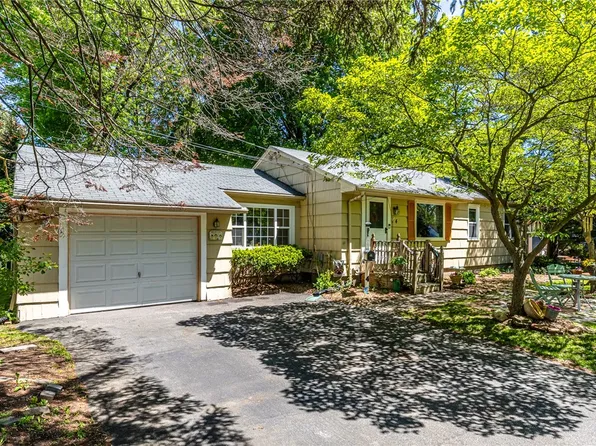 4 Charmaine Rd, Rochester, NY 14624