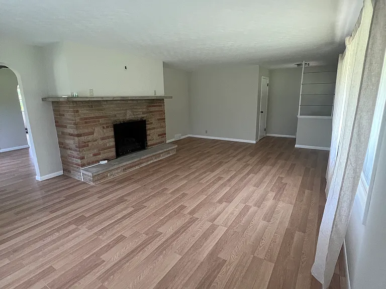Upper-Level Living Room 15 x 23