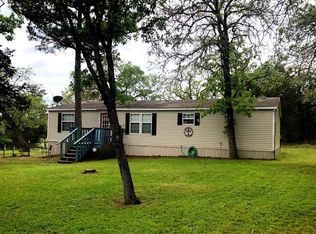 225 Commanche Dr, Smithville, TX 78957