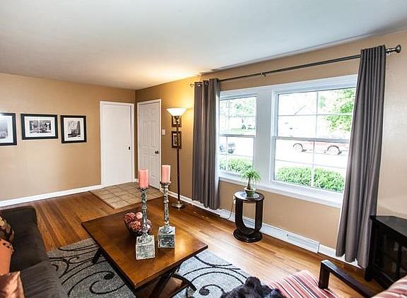Living room features hardwood floors and ceramic tile at entryway.