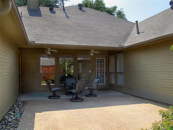 5th image of 108 Mesquitewood St