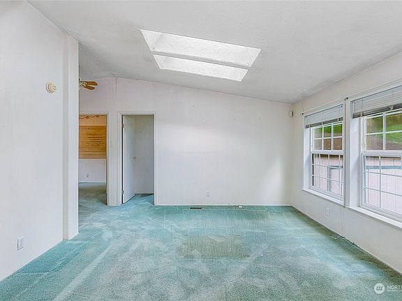 3rd image of 31 NE Lorrain Court