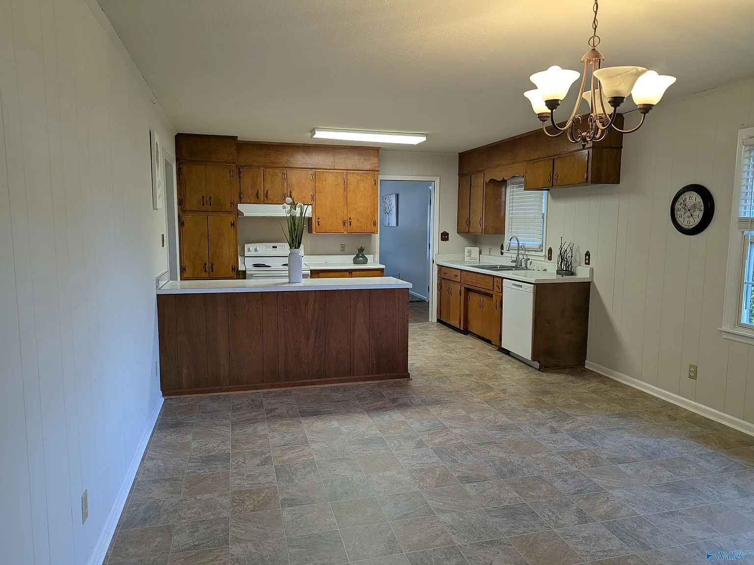 3 bed, 2.0 bath, 1995 sqft, $1,695 — Photo 4