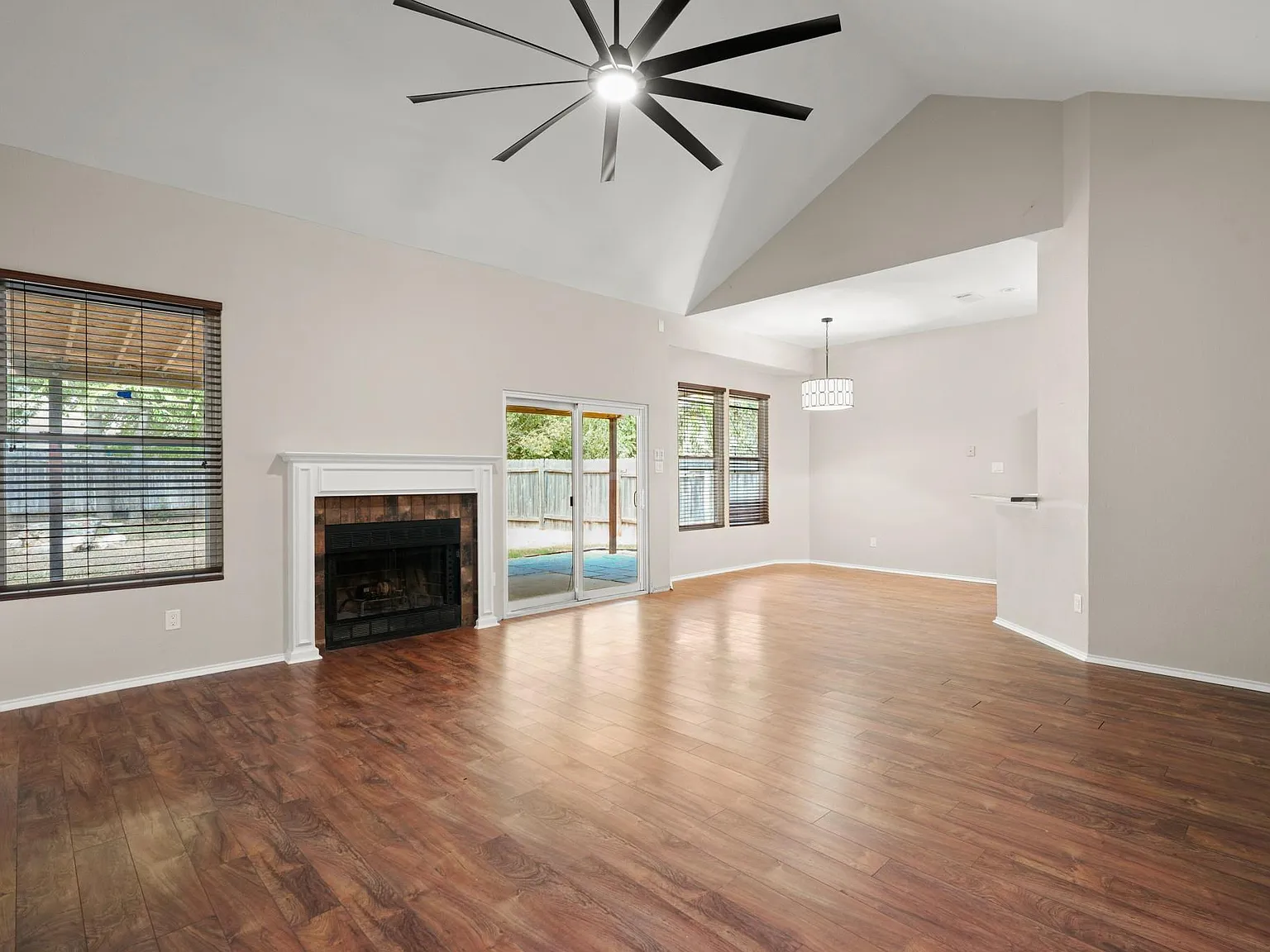 3 bed, 2.0 bath, 1305 sqft, $2,200 — Photo 3