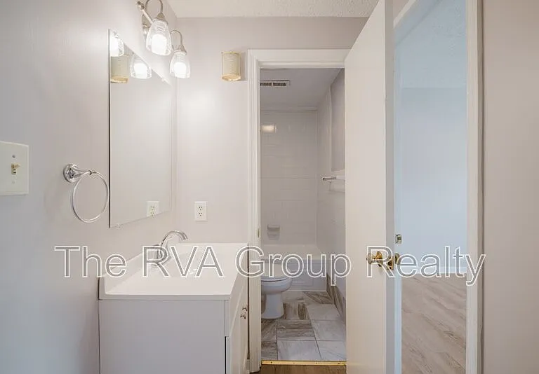 3807 Woodlawn St #8 — Photo 16