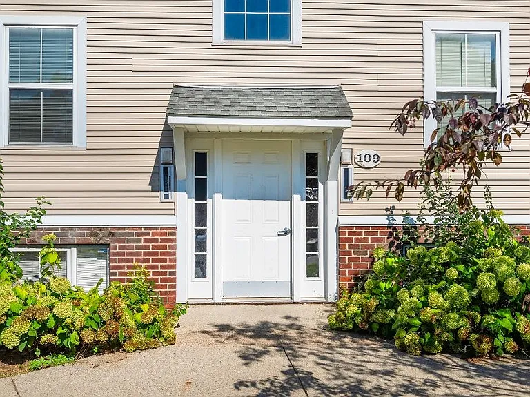 109 Fieldcrest St #202 — Photo 3