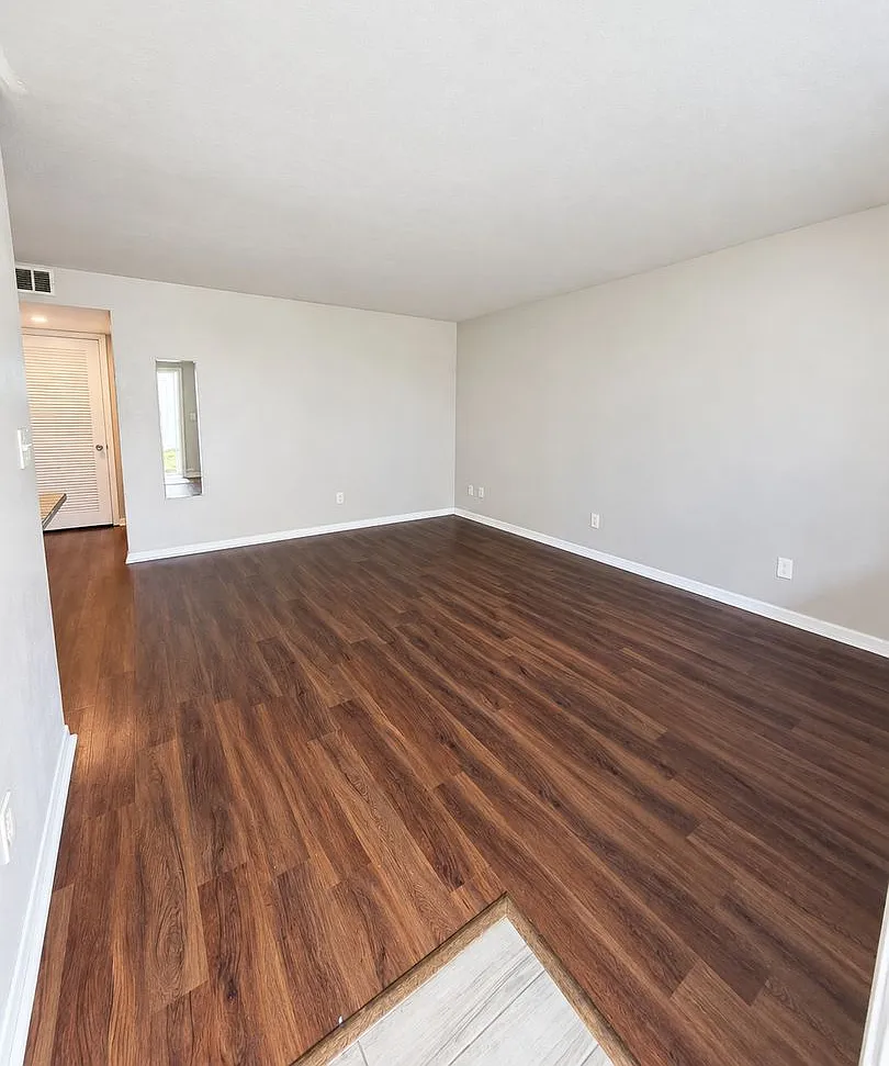 Cozy 1-Bedroom Condo in Prime St. Petersburg Location — Photo 4