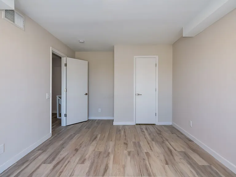 The Oaks Apartments — Photo 17