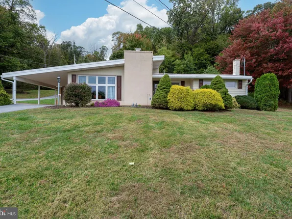 54 Chestnut St, Adamstown, PA 19501