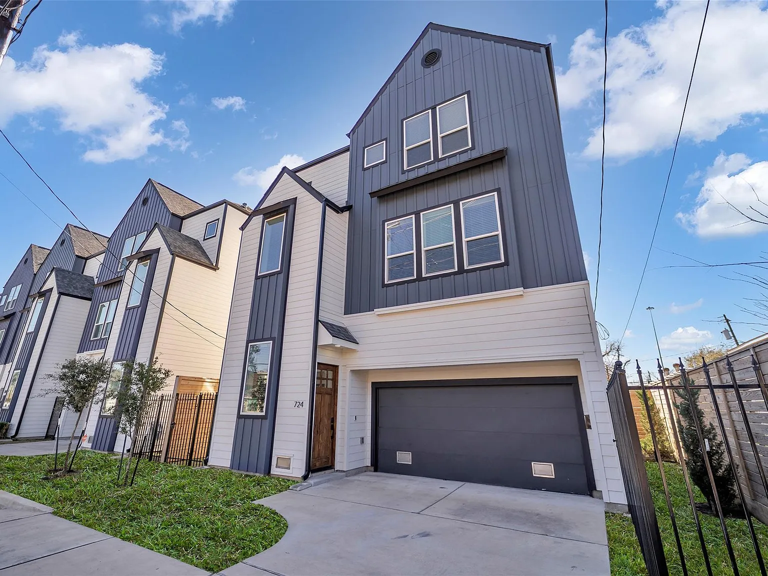 3 bed, 3.5 bath, 2200 sqft, $2,990 — Photo 3