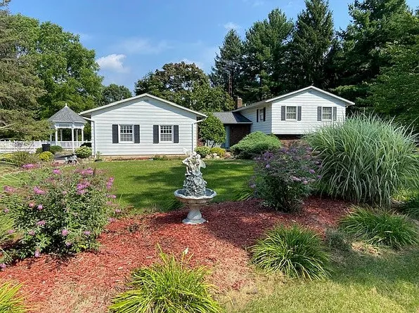 355 Sandy Beach Dr, Clarklake, MI 49234