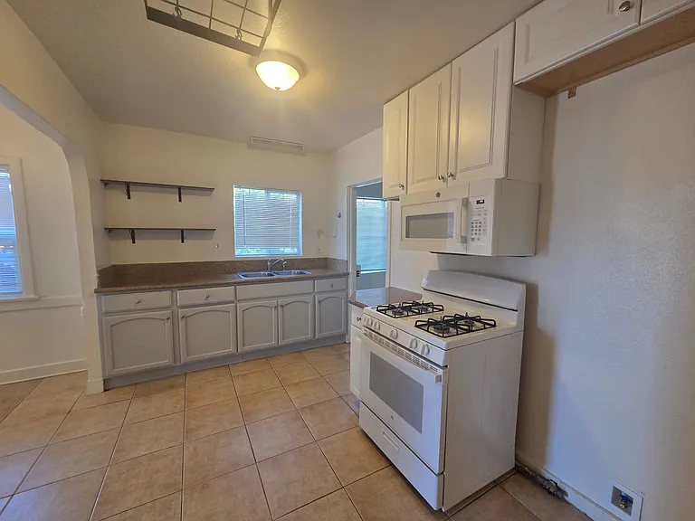 857 E 9th St #857 — Photo 5