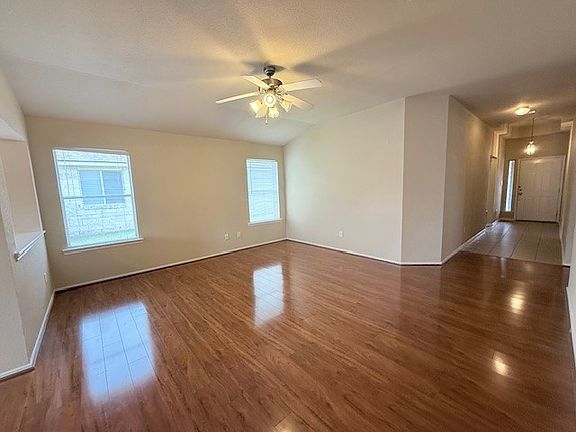 4th image of 914 Whitewing Ln