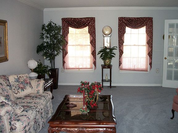 Living Room, pic 2