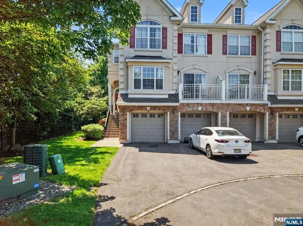 180 Blue Heron Dr #180, Secaucus, NJ 07094