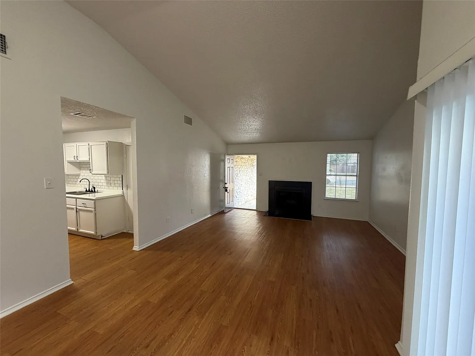 3 bed, 2.0 bath, 1147 sqft, $1,895 — Photo 3