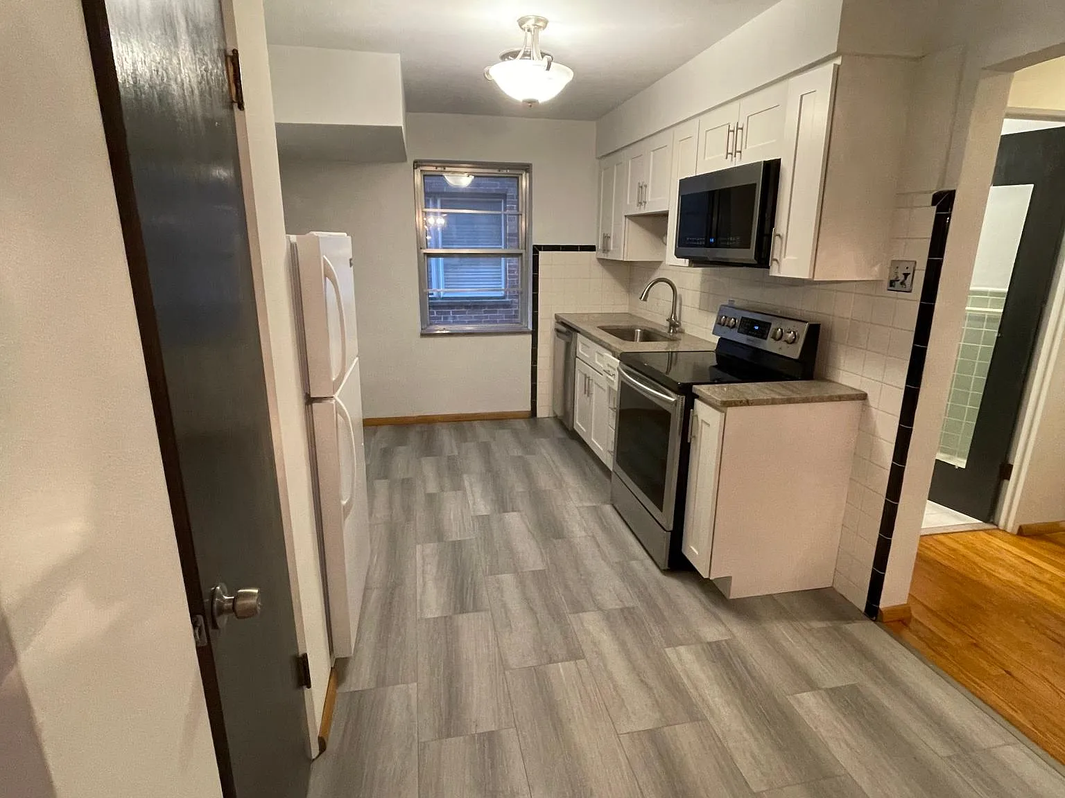 5004-5006 Jamieson Ave — Photo 3