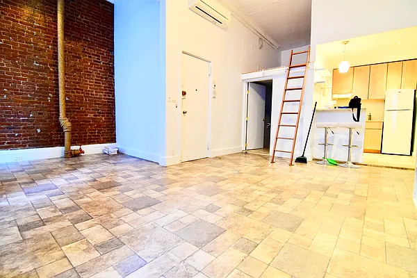 Rented by Safdie Realty Group | media 9