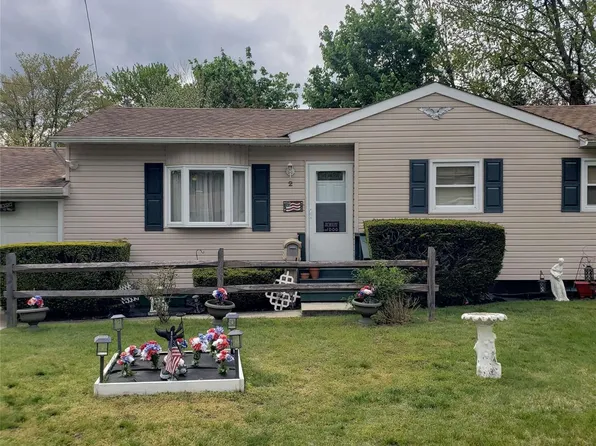 2 Pinetop Drive, Central Islip, NY 11722
