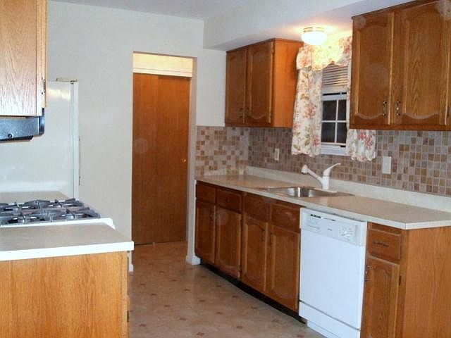 Oak Kit w Tile Backsplash & Spacious Pantry!
