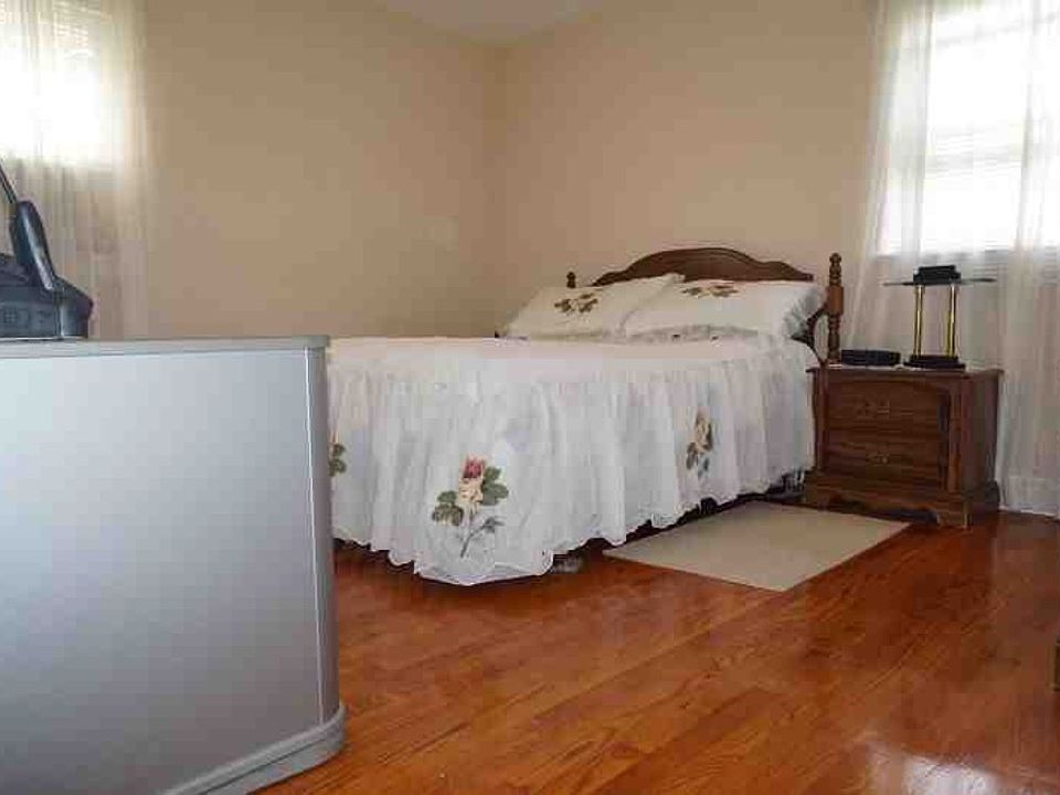 1st floor bedroom(2)